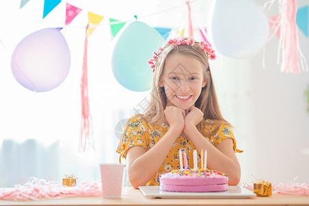 白种女孩梦寐以求地笑着看生日彩虹蛋糕 喜悦的多彩背景与气球 生日派对和祝愿概念 朋友们 希望背景图片