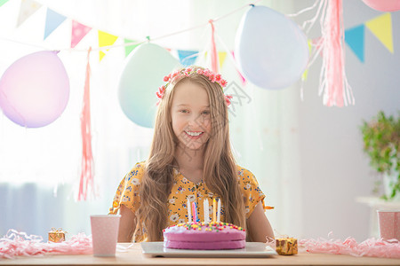 白种女孩梦寐以求地笑着看生日彩虹蛋糕 喜悦的多彩背景与气球 生日派对和祝愿概念 五彩纸屑 吃背景图片