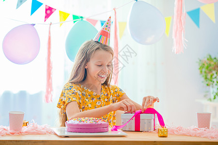白种女孩梦寐以求地笑着看生日彩虹蛋糕 喜悦的多彩背景与气球 生日派对和祝愿概念 五彩纸屑 朋友们背景图片
