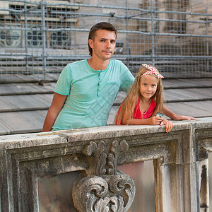 意大利米兰Duomo屋顶上 父亲和可爱的小女孩 快乐的 地标背景图片