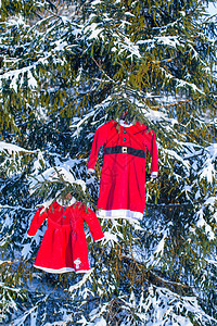 孩子的红色圣诞老人礼服 在一个雪雪碧的森林里 婴儿 圣诞节背景图片