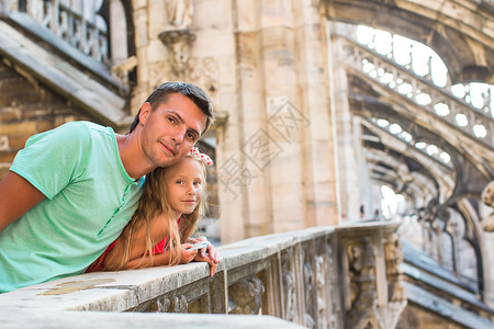 意大利米兰Duomo屋顶上 父亲和可爱的小女孩 石头 城市背景图片