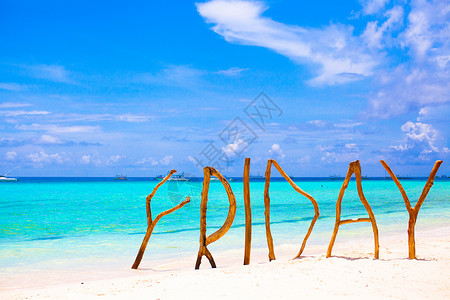 热带岛屿上完美的白沙滩和松绿海 周五用木字字母写成 海洋 星期五背景图片