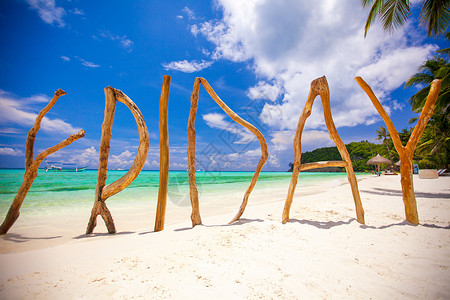 热带岛屿上完美的白沙滩和松绿海 周五用木字字母写成 海滨 美丽的背景图片