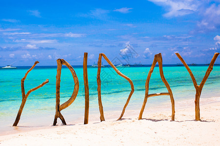 热带岛屿上完美的白沙滩和松绿海 周五用木字字母写成 阳光 自然背景图片