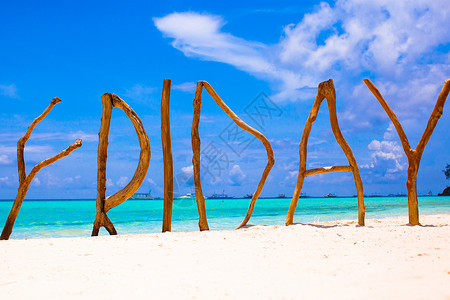 热带岛屿上完美的白沙滩和松绿海 周五用木字字母写成 自由 放松背景图片