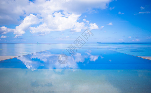 热带旅馆中豪华无极游泳池 放松 别墅 蓝色的 海景高清图片