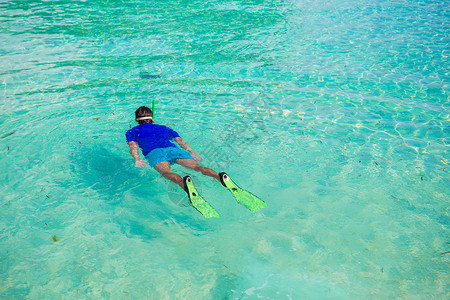 年轻男孩在热带绿绿海中潜水 岛 运动 游泳 旅行高清图片