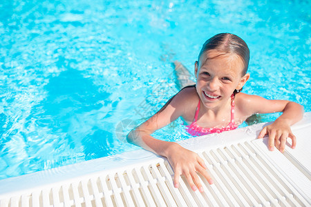 可爱的小女孩游泳在户外游泳池游泳 娱乐 游泳衣图片