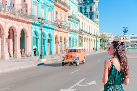 古巴哈瓦那老区流行地区的快乐妇女 年轻女孩旅行者背景丰富多彩的房屋背景