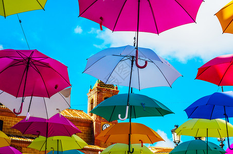 五颜六色的雨伞城市街道装饰 挂着七彩的你 西班牙 装饰的背景图片