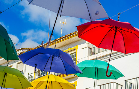 七彩雨伞五颜六色的雨伞城市街道装饰 挂着七彩的你 装饰的 西班牙背景