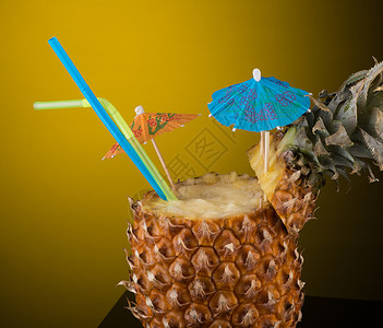 菠萝伞菠萝里鸡尾酒背景