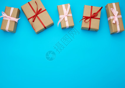 用牛皮纸包裹的盒子 用红色的 bo 绑起来 礼物 天背景图片