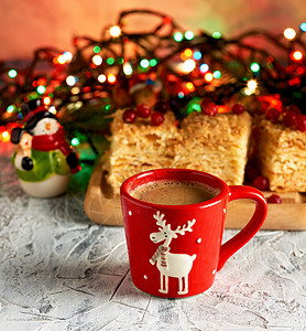 圣诞风杯子蛋糕红瓷杯加黑咖啡 靠近绿树枝处 早晨 陶瓷制品 早餐背景