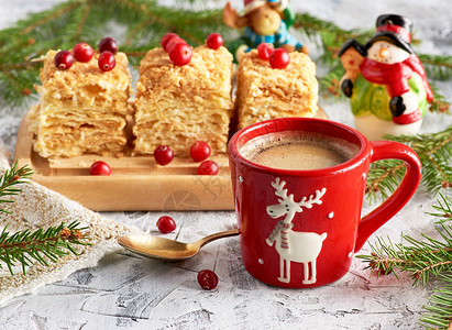 圣诞风杯子蛋糕红瓷杯 加黑咖啡和薄饼面粉 圣诞节 问候语 马克杯 陶瓷制品背景