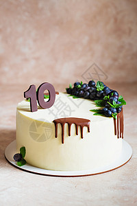 一个10岁小孩的生日蛋糕 白蛋糕加巧克力饼背景图片