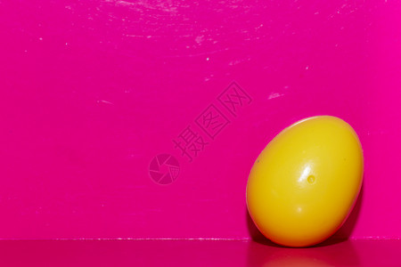 深亮针右下角黄色塑料蛋背景图片