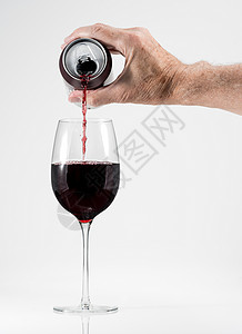 从铝罐里倒一杯红酒的年长成人 来 赤霞珠 产品背景图片