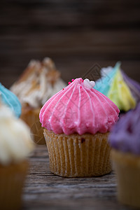 复古背景中的美味迷你纸杯蛋糕 c 的甜点 刨冰 草莓背景图片