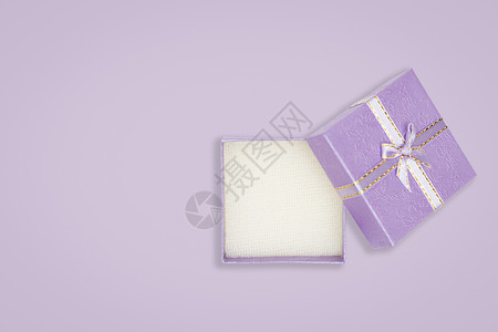 紫背景的紫色礼品盒打开顶部视图高清图片