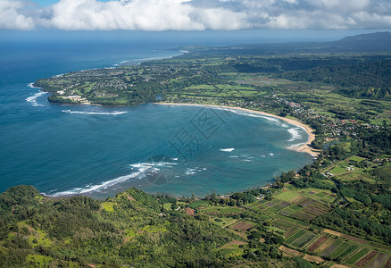 运输直升机巡视的Kaui花园岛航空哈纳雷湾高清图片