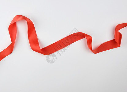 白色背景上卷曲的红色缎带 庆典 丝绸 小路 派对背景图片
