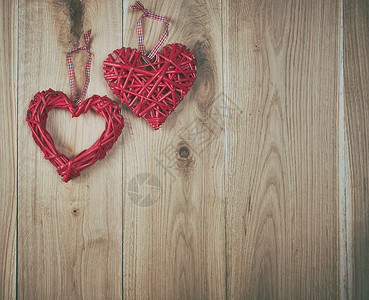 两颗红心在橡木板木木背景上背景图片