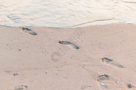海沙中的脚印 孤独 走 烙印 打印 闲暇 海浪图片