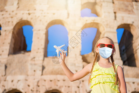 小女孩在意大利罗马大浩劫前的 游客 旅游 体育馆高清图片