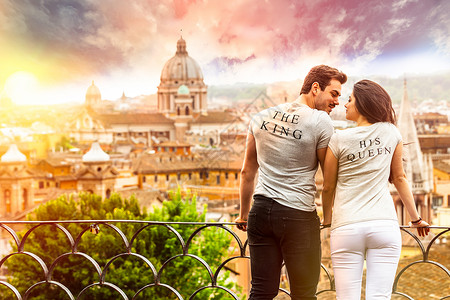 意大利罗马的浪漫夫妇 假期和去罗马旅行 国王和王后T恤背景图片