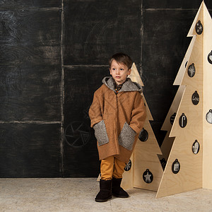 旁边的小男孩 在装饰圣诞树上 枞树 假期 姿势背景图片