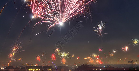 长时间暴露在维也纳屋顶上的火线 庆祝 新年快乐 欧洲背景图片