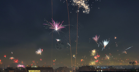 长时间暴露在维也纳屋顶上的火线 周年纪念日 墙纸 火箭背景图片