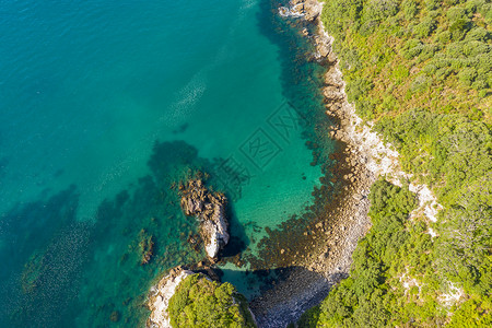 悬崖水新西兰海平海滩的空中航向 蓝色的 科罗曼德尔 水 海洋背景