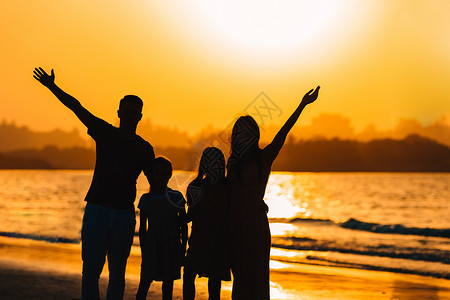 度假的年轻家庭玩得很开心 海滩 男人 日落 岛高清图片