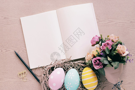 淡色和五颜六色的复活节彩蛋在巢和花 w 的花束 夏天 乐趣背景图片