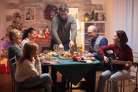 在圣诞节庆典上大家族 吃 祖母 儿子 桌子 家庭背景