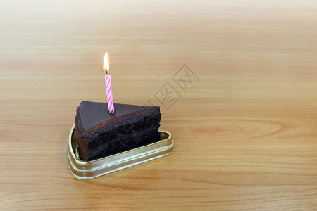 HBD 蛋糕巧克力深色 1 件新月形 吹蛋糕蜡烛棕色 桌木生日快乐一周年 庆典 吃背景图片