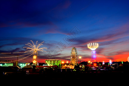 泰国美丽的夜光照耀着阳光的景象背景图片