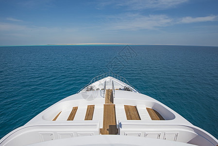 在豪华豪华的游艇上 俯视船首 海洋 甲板 热带高清图片
