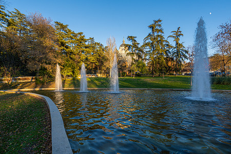 雅典娜喷泉阿特纳公园喷泉 与阿尔穆德纳大教堂在背面背景