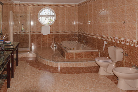 热水淋浴与按摩浴缸一起的豪华浴室背景