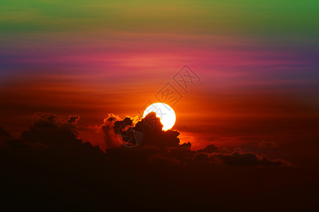 多颜色的日落云和天空中的太阳 假期 自由 水图片
