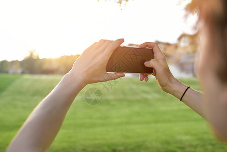 近身男拍自然图片 对智能手机的漂亮景色 免费复制空间 太阳 摄影图片