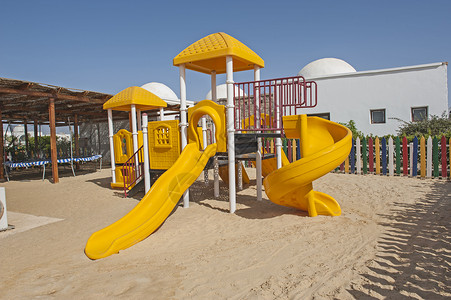 儿童在热带度假游乐场攀爬框架和滑板 天空 儿童区背景图片