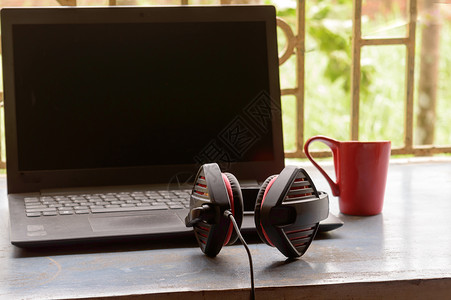 双耳降噪便携式耳罩式双耳 USB 耳机 带麦克风降噪和超声波音量调节耳机 适用于计算机 Skype 早上放在笔记本电脑附近的窗户阳光下背景