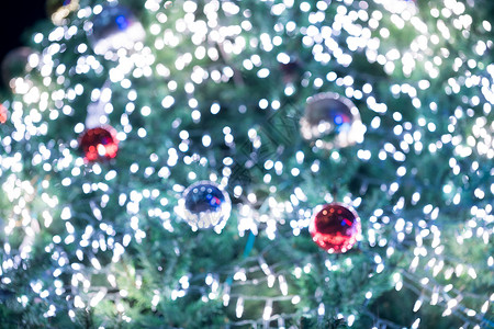 装饰树上的圣诞球 冬天 闪光 装饰风格 季节 假期背景图片