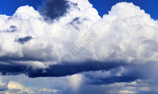 夏日低价风暴在深蓝色的夏日中 美丽的白云编织 风暴 旅行背景