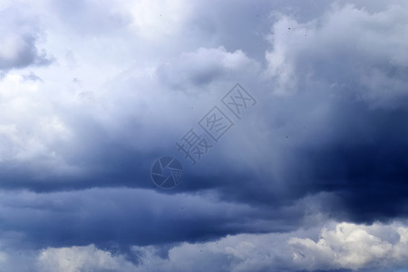 夏日低价风暴在深蓝色的夏日中 美丽的白云编织 天线 自然背景